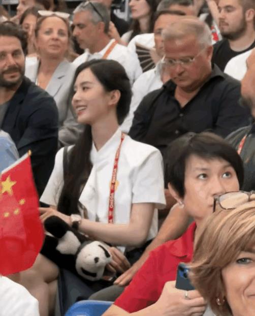 刘诗诗凭借《步步惊心》等剧走红，气质温婉优雅深入人心。近日她现身观战沙滩排球，一