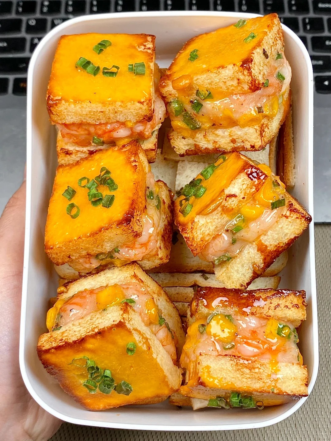 巨巨…巨好吃😋…求你们都快去做这个！！
啊啊啊家人们…都快去做这个虾滑西多士！
