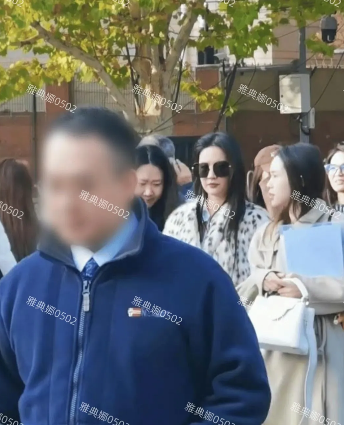 北京街头遇到刘亦菲了，她确实发福了，天仙变大妈!
本人脸很圆身材也不瘦，衣品一般