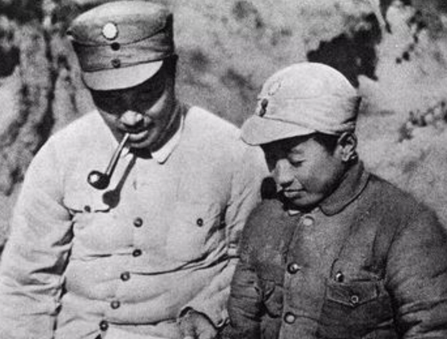 抗战某日，晋绥联防军司令贺老总赶去延安开会，会开到一半，他随身携带的烟就没了。警