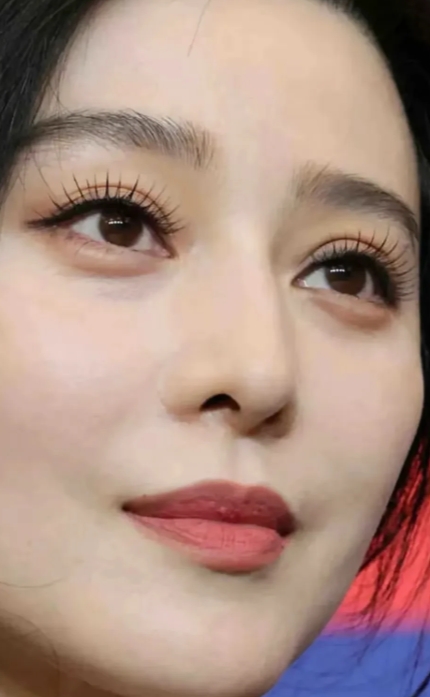 范冰冰，美人迟暮啊！
虽然脸蛋保养得不错，
但颈纹特别明显，
手部皮肤也很松弛，