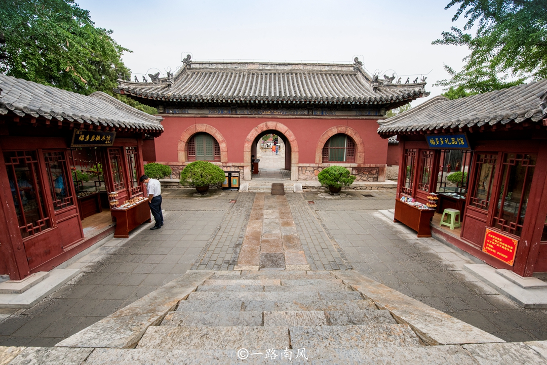 中国地位最崇高的庙宇，是泰山脚下唯一的皇宫式建筑，共有六位皇帝来此封禅