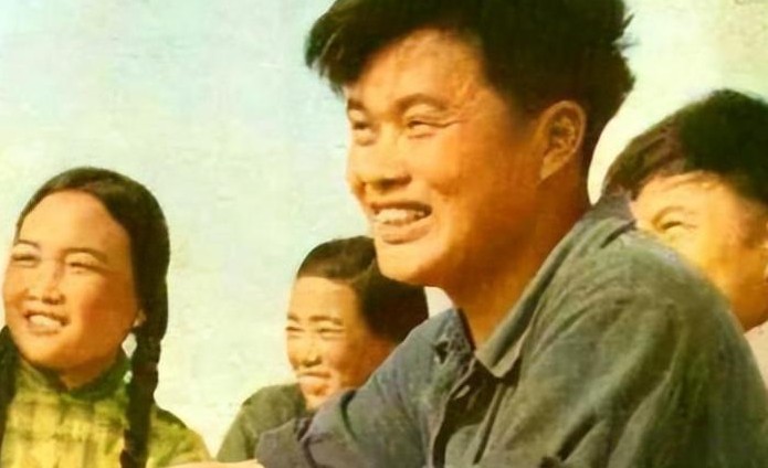 干部董加耕带领家乡致富的故事

                        