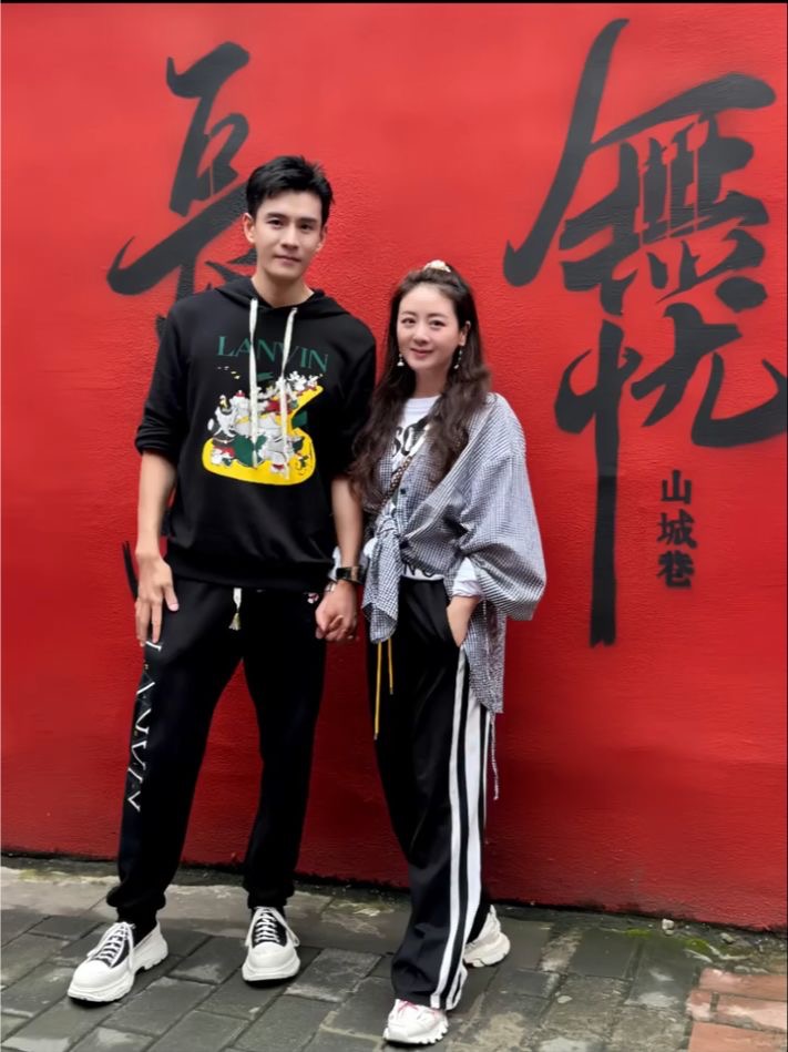 姐弟恋？
真看不出来啊，
看小李琳这打扮最少年轻20岁，和老公站在一起郎才女貌，