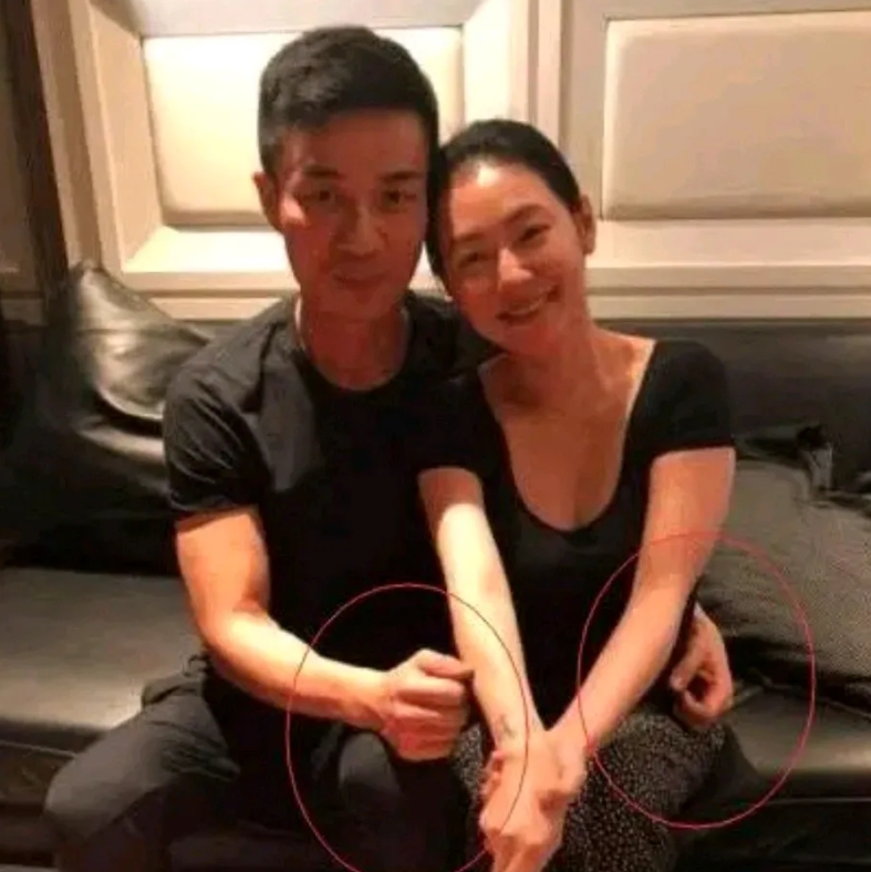 许雅钧是个神一样的存在。
有人戏称，他是许仙的后代，让花蛇心服口服，甘愿不离不弃