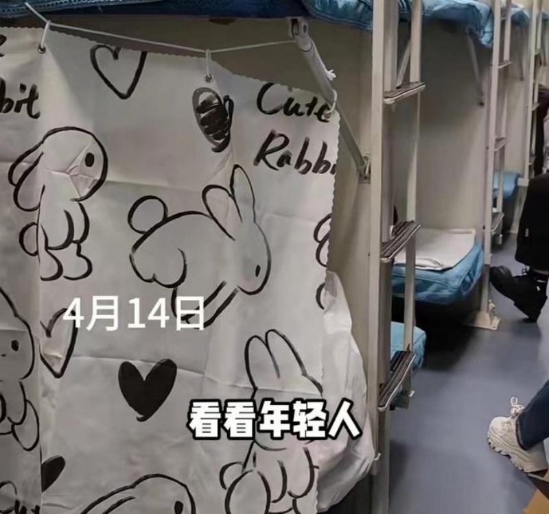 
大妈怒斥年轻人卧铺挂帘子


4月14日，大妈在列车录视频怒斥年轻人在卧铺下铺