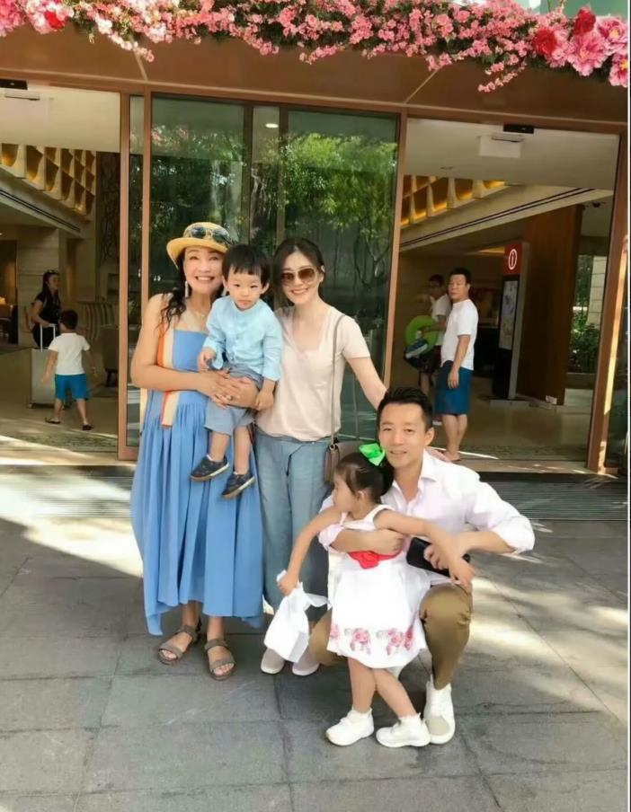最后一刻，具俊晔深情吻别大S后失声痛哭，如此深情的一幕却被大S母亲好友戳破真相。