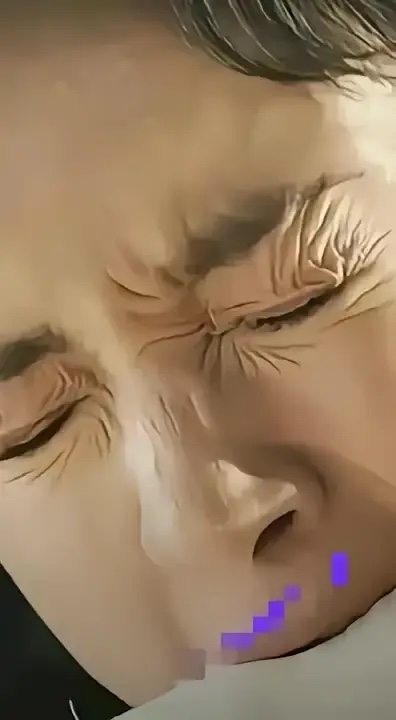 在《哈尔滨》1944里，杨幂有一段自己包扎枪伤的片段，网友截图说杨幂疼痛闭眼睛的