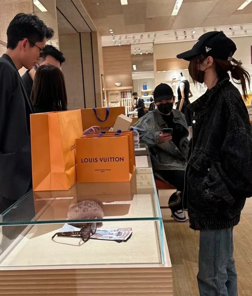 网友偶尔王思聪带女孩逛街，正宫小羽在泰国
跟小羽在一起期间已经陆陆续续多次被拍到