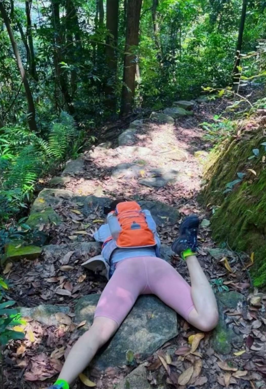 跟女闺蜜爬山她突然就这样了，这种在你们那里叫做什么？