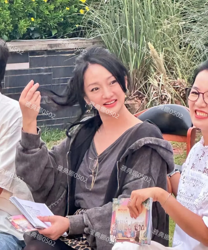 50岁的周迅，瓜子脸大眼睛还是那么年轻美丽娇俏可人，眼神充满灵气。