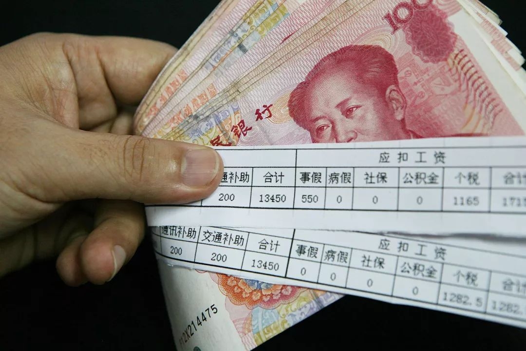 “这就是扣工资的后果！”浙江绍兴，男子因为只干了10天活，就被店长告知，不干满1