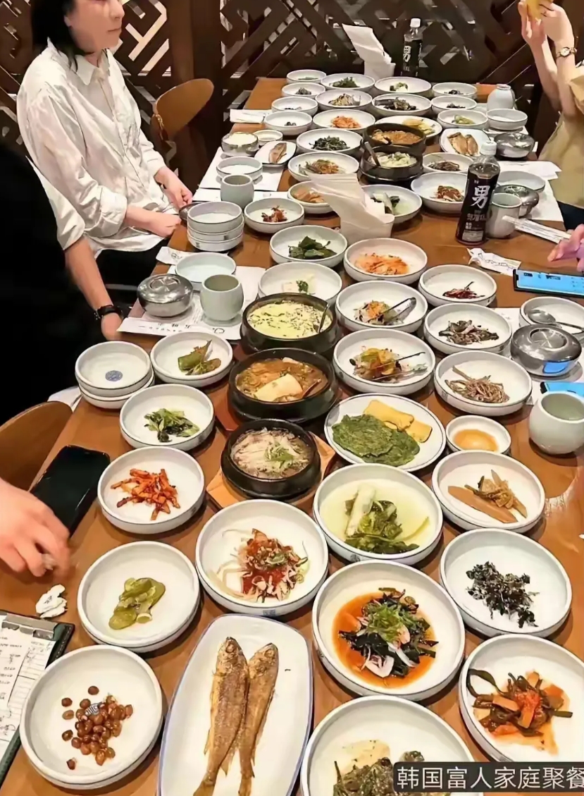 作为发达国家，韩国人还是很有钱的，韩国富人请客吃饭，一顿饭都得上50个菜，这个标