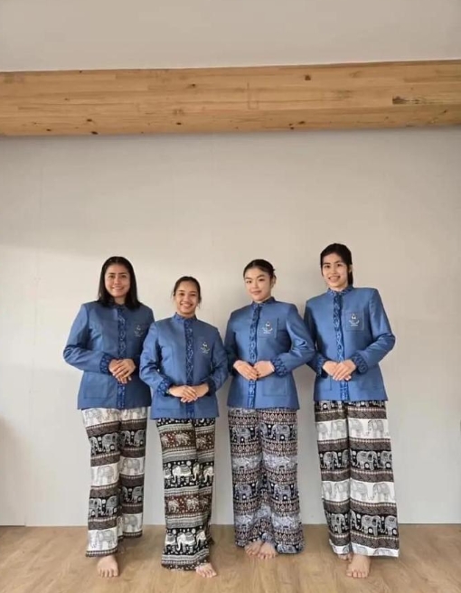 试穿巴黎奥运会开幕式服装的泰国女队。裤子好花。
