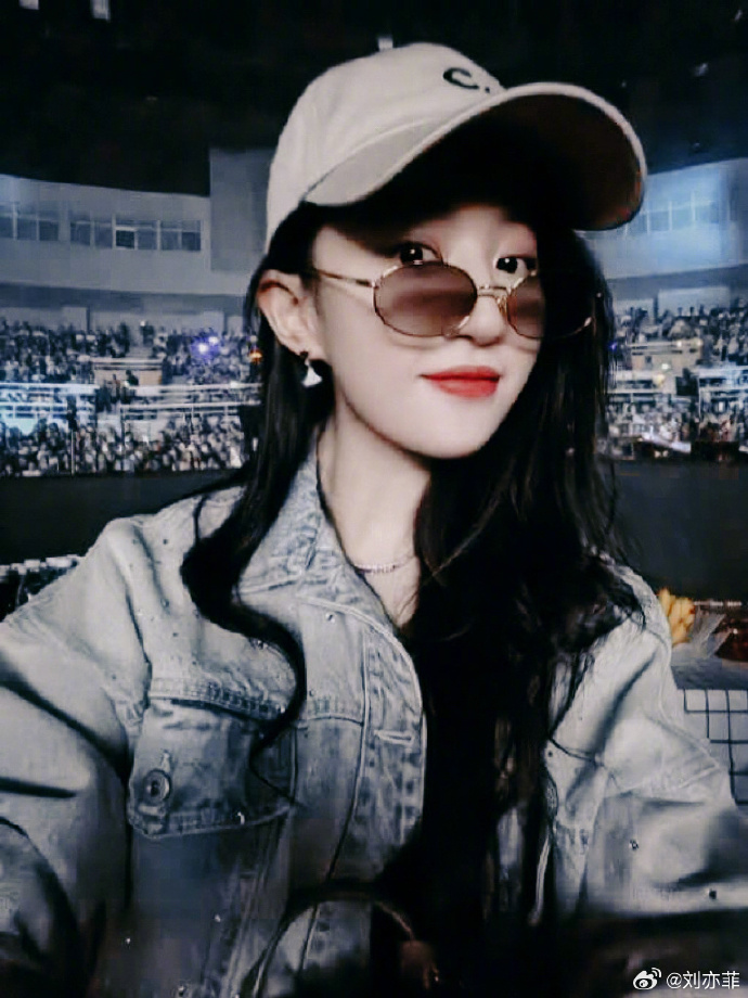 刘亦菲去支持张靓颖的演唱会，现场被靓颖cue的时候飞吻互动。所以，她们俩是怎么成