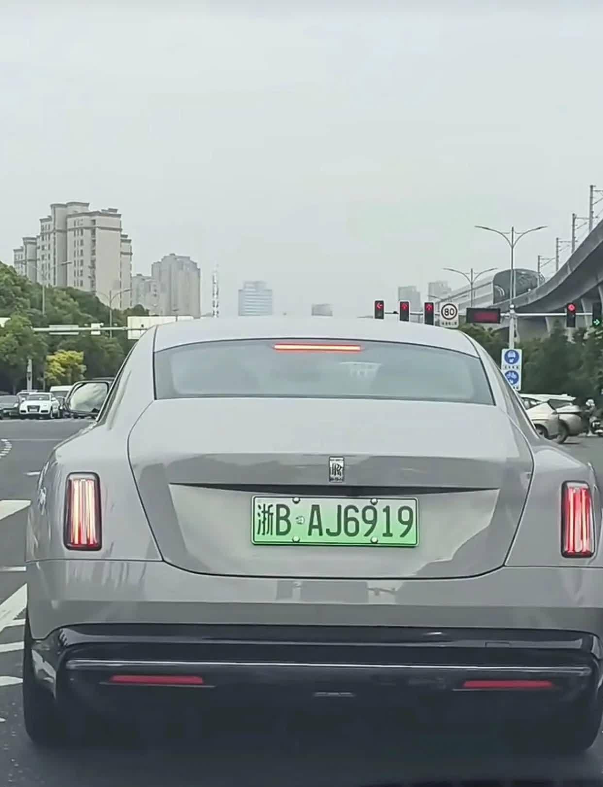 究竟是什么样的家庭，会花700多万买一辆电动车？是我的话，我就买国产仰望U8了，
