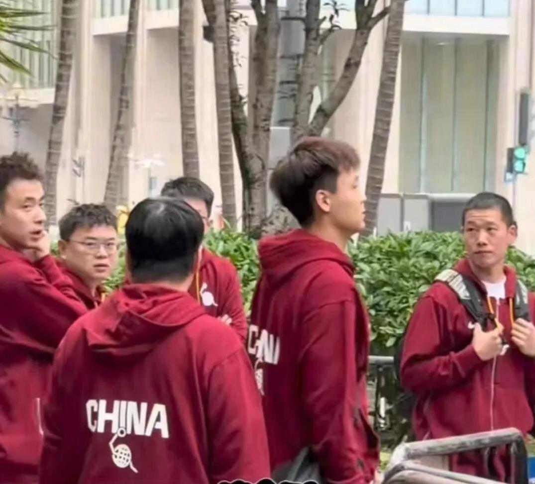 中国男篮在深圳集体上训，队长赵睿心情大好！
中国队进行了力量恢复训练，下午的时候