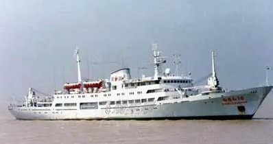 [给你小心心]1993年，中国科考船遭韩国货轮暴力撞击，拦腰折断沉入大海，船内的