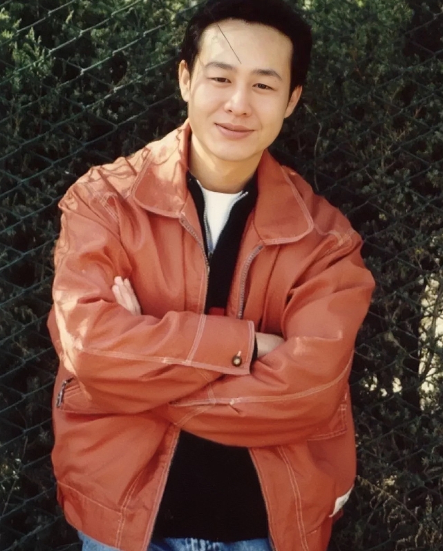 90年代，张颂文年轻时的珍贵照片。彼时的他尚未成名，面容清秀，英俊潇洒，温文尔雅