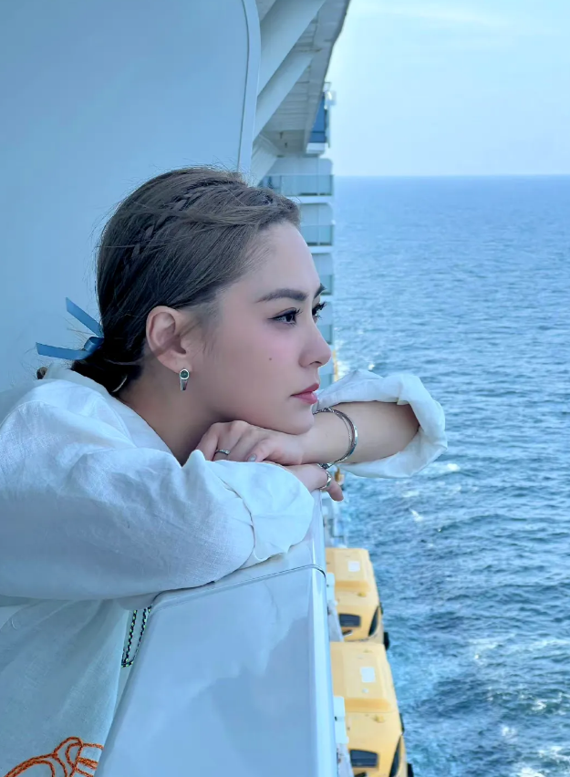 阿娇真不愧是神颜，43岁了颜值还是那么扛打，眉目如画气质清新，海风拂过发丝这种放