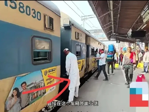 我勒个去，印度人的生活习惯真没底线，又脏又没有羞耻感。

乘客在上车前就站在月台