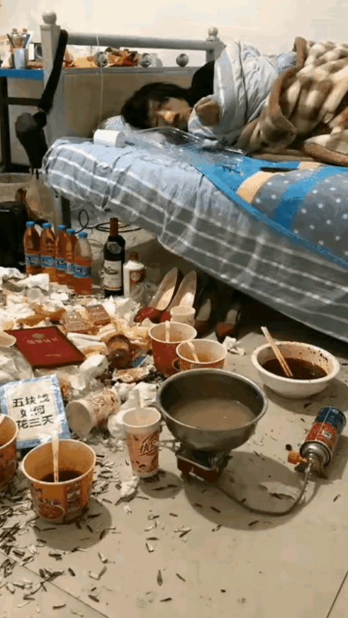 惊呆了。看着屋里一片狼藉，以为是垃圾场呢。
仔细一看，原来还有一个人在吃东西。