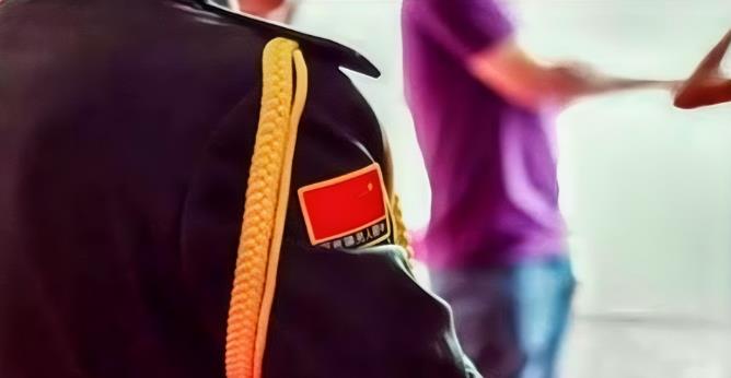 福建泉州，已婚男教师在明知女同事丈夫是现役军人身份的情况下，仍然与其保持不正当关