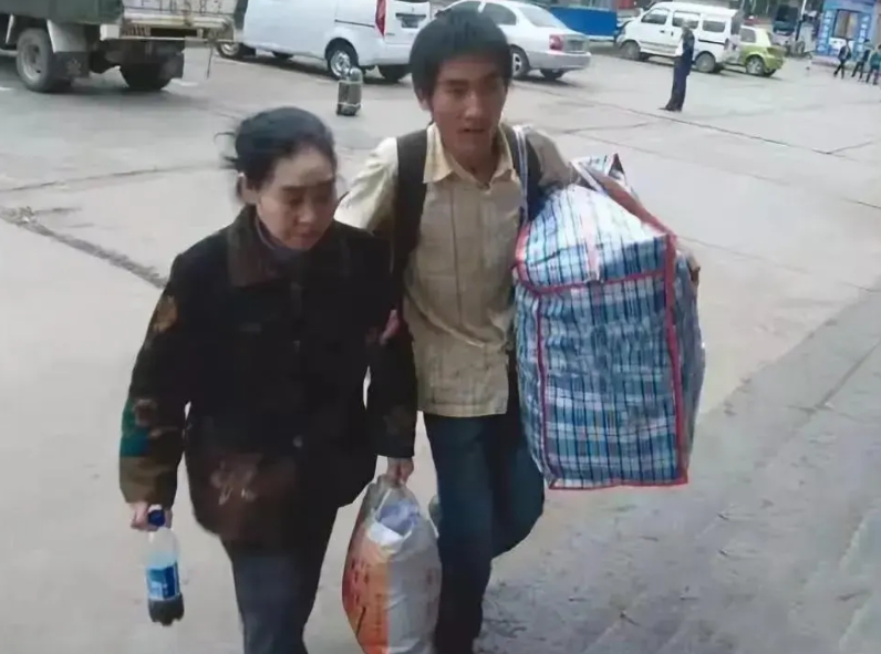 2008年，贵州一少年背母千里上大学，誓言走出大山，用知识改变命运；不料，毕业后