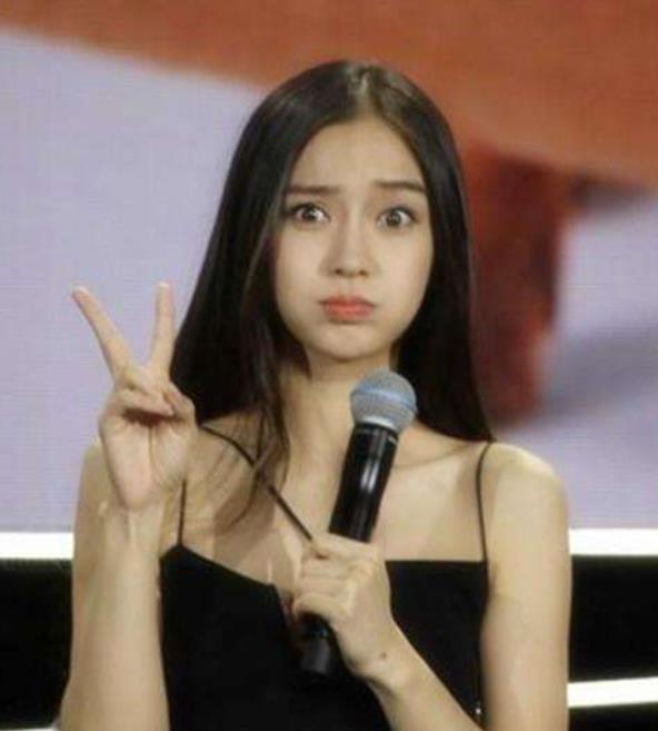 杨颖从模特跨界演艺圈，一路拼搏备受关注。近日有人偶遇她带儿子小海绵逛街。时光飞逝