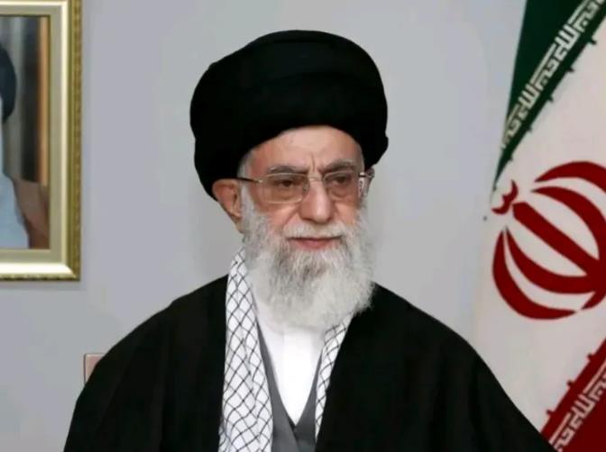 伊朗那旮旯，简直是炸了锅了！


谁能料到，那位曾经风光无限，站在权力巅峰的前总