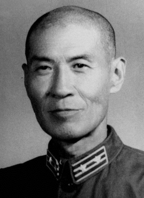 他是北京人，抗战后参加八路军，参加过上党战役，在这期间，思想得到了升华，成为了一