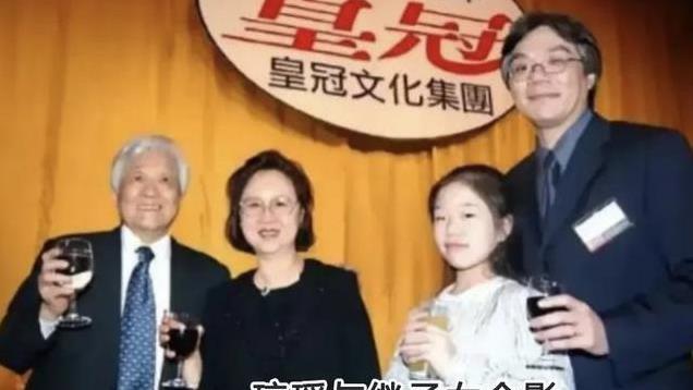 离谱！琼瑶葬礼3个继子女未现身，皇冠发冬至团圆，25亿给亲儿子