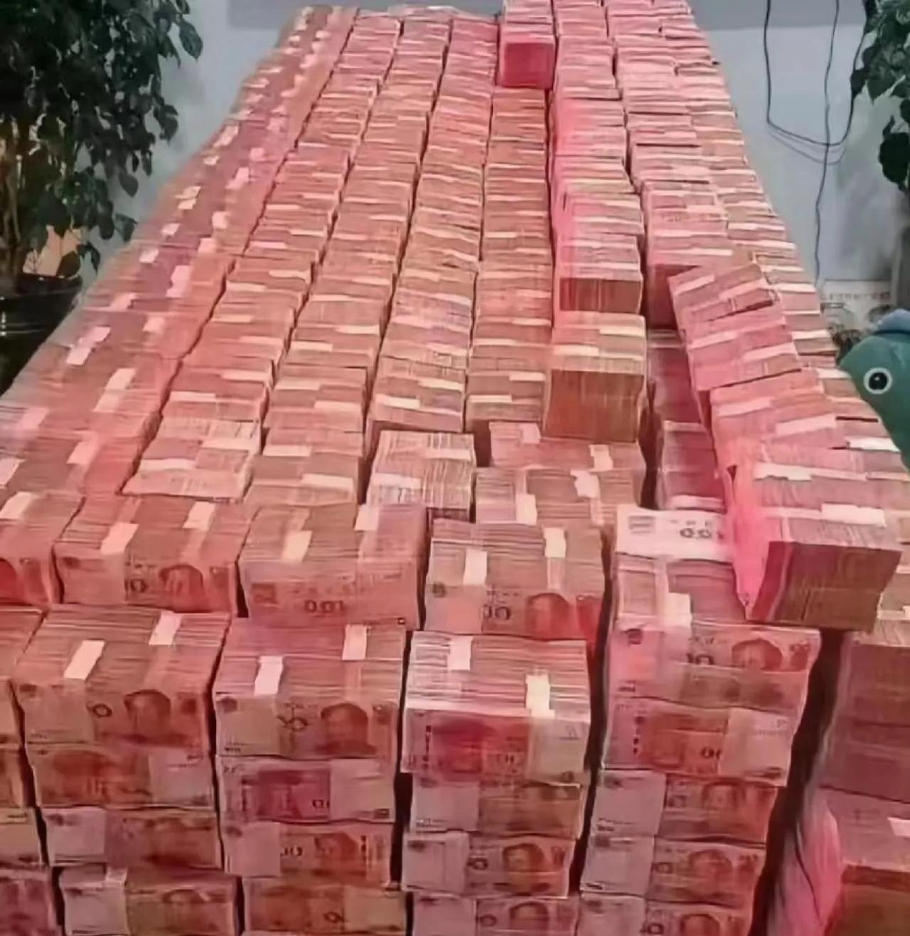 给你 8 亿，一小时内能吃完哪个？
1.牛肉面 40 碗
2.小馄饨 50 碗