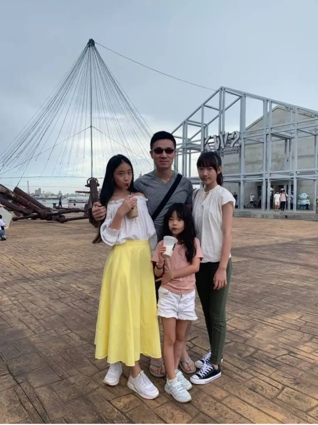 小S，其实是个很聪明的人，要是不那么的维护老公，三个女儿怎么会有今天的幸福。
