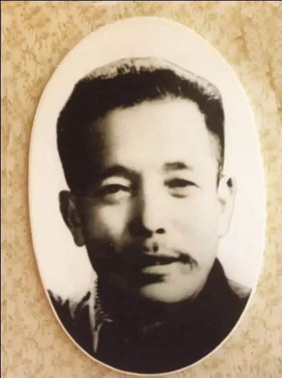 1955年，一个走江湖的男子故意让毒蛇咬自己的舌头，等蛇释放完毒素后，他一口咬下