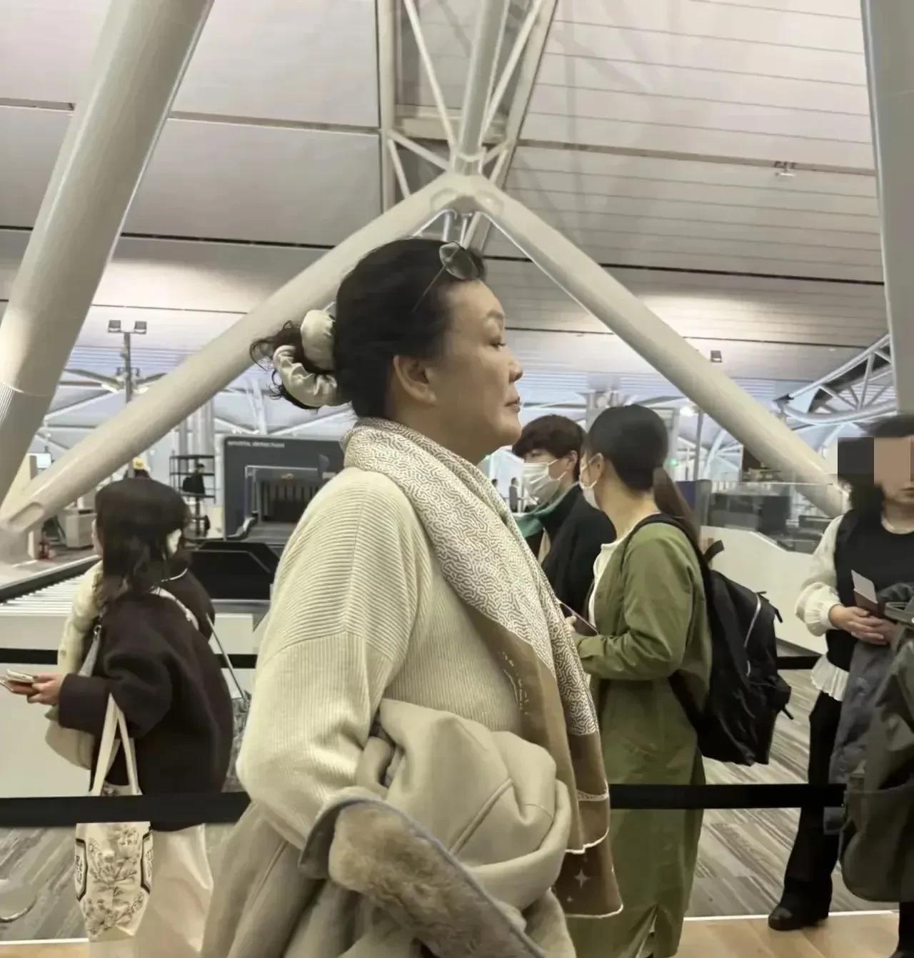网友在日本关西机场偶遇张兰，张兰只身去日本寻找大S离世的真相，老天爷是保佑张兰的