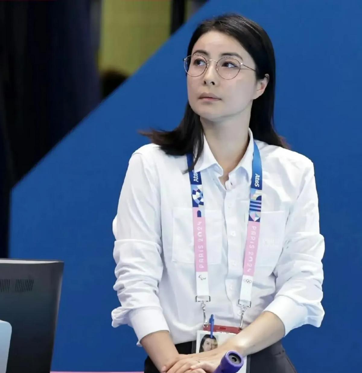 港媒为何一直格外维护郭晶晶？在香港，一些豪门太太称郭晶晶穿着保守，港媒旋即回怼：