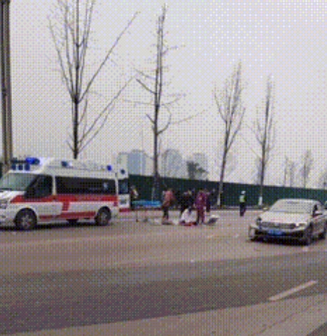 热热闹闹的婚礼，结果发生了车祸，今天上午10点许，广安市一支浩浩荡荡的接亲车队驶