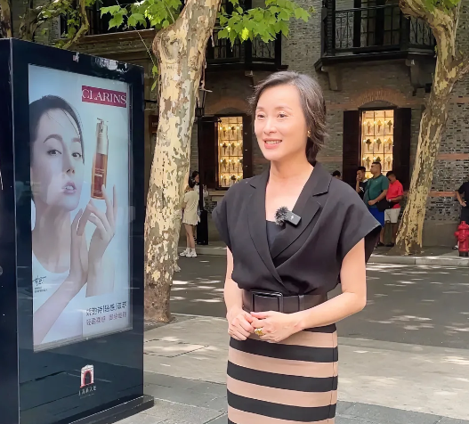 这两年，吴越明显见老。头发由乌黑变成褐色，皱纹爬上眉梢，精气神也不如从前。
这样