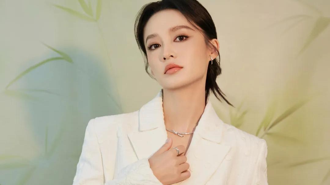 李沁：国风西装秀，大长腿与风筝共舞，这造型太养眼了