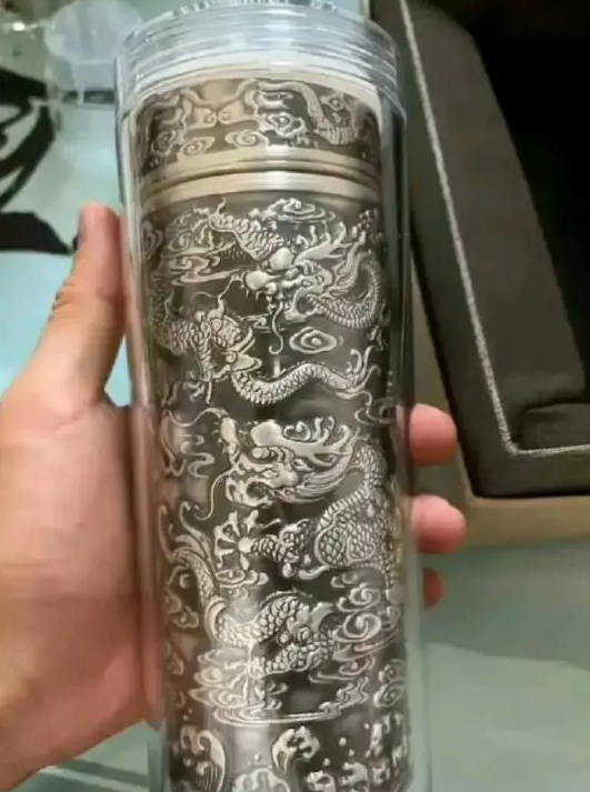 老妈登山时买了这个杯子花了八千，回家后跟我爸吵了一晚上，最后...