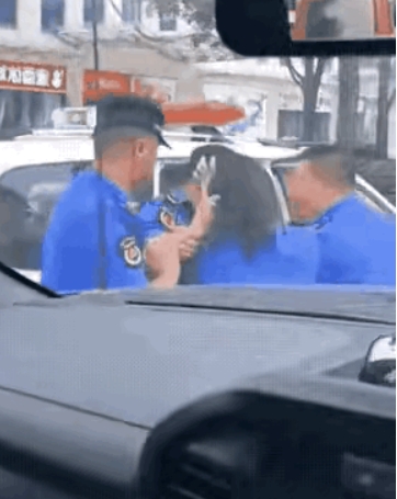 到底是道德的沦丧还是人性的扭曲！都打成这样了为啥没有人上去拆开这朝夕相处的同事呢