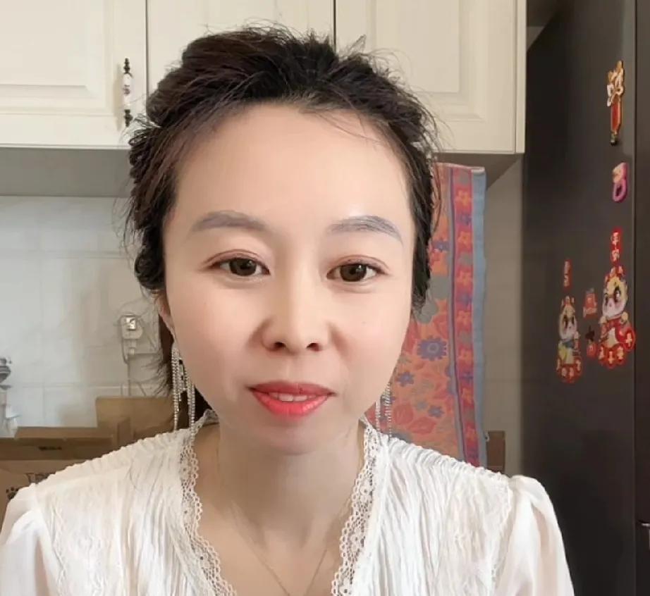 三石与田静并不是大家所认为是亲戚关系，她们的矛盾还比较深。
一直以来大家认为田静