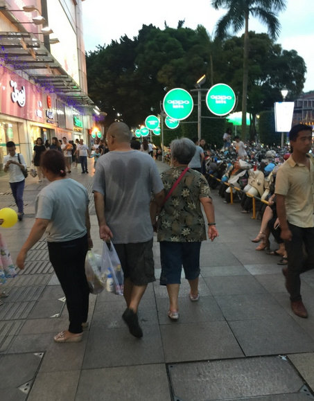 大叔连出个汗都是爱你的形状 ​​​​