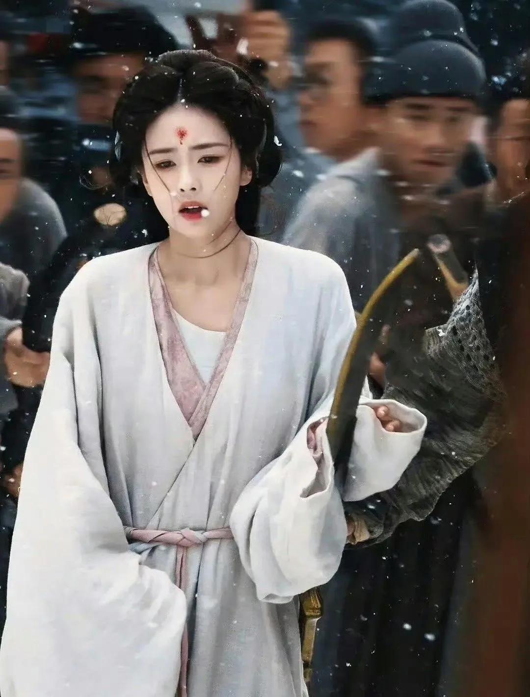 还在感叹白鹿是不是又瘦了好多，穿上一身素衣，清冷感扑面而来。更强烈的感受是她的演