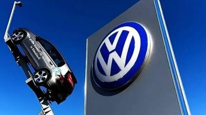 德国和日本现在已经是难兄难弟。
这两个国家正在争夺世界第三经济体的排名，但现在双