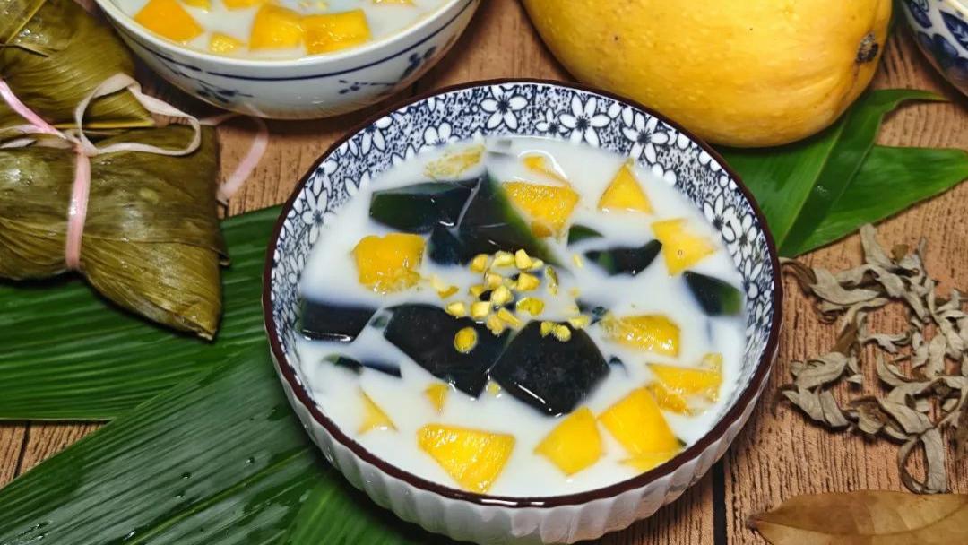 端午将至，用艾草做成芒果椰汁艾草冻，清凉解暑，做法简单又好吃