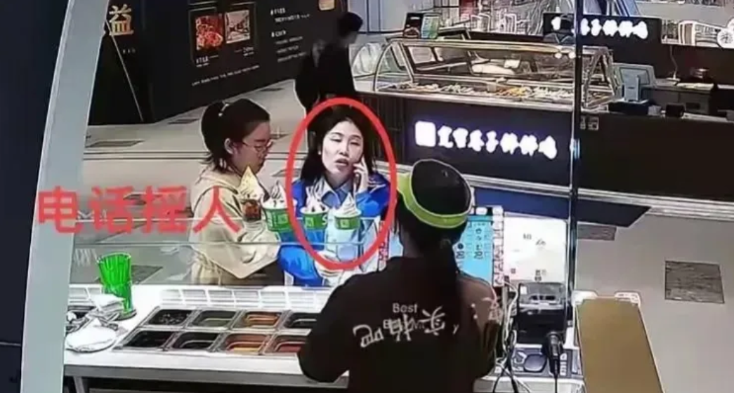 原来，合肥亮证女事件不是偶然，只不过她这次曝光度太大了，之前在奶茶店就也发生过类