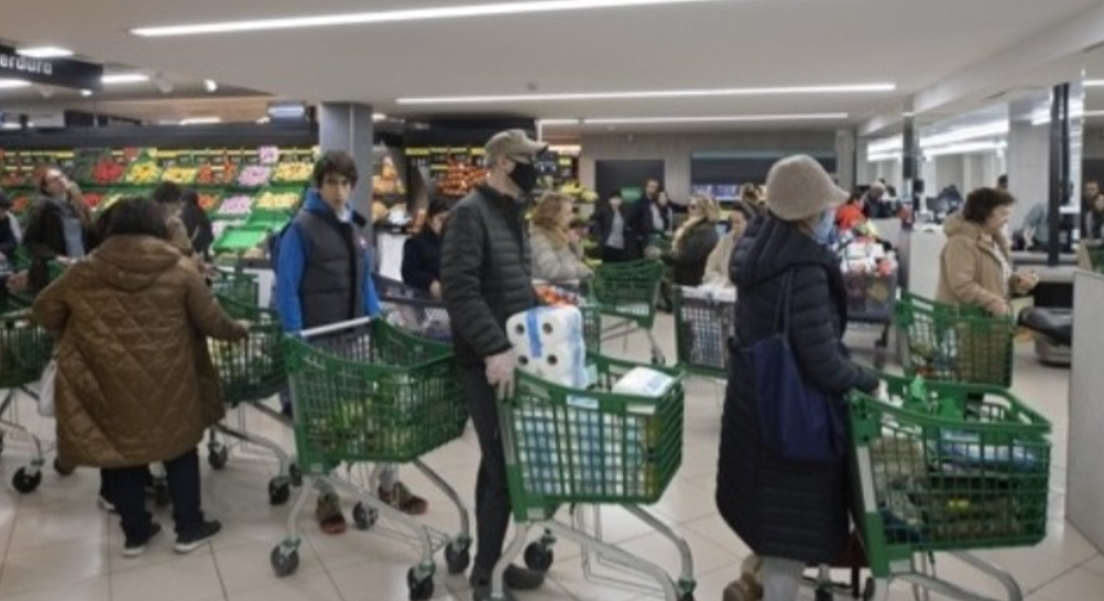 第二次戒严还要来？韩国民众疯狂抢购，尹锡悦被弹劾前或再次疯狂！