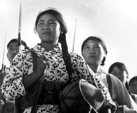 1979年2月，金水河村民兵连越过雷区，去往658高地抬伤员。伤员太多，担架不够